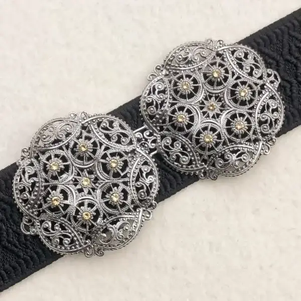 Schürzenschließe mit Swarovski in beige No. 134 – Bild 1 – Chiemgauer Heimatwerk Trachten-Onlineshop Schürzenschließe mit Swarovski in beige No. 134 - Bild 1 - Chiemgauer Heimatwerk Trachten-Onlineshop