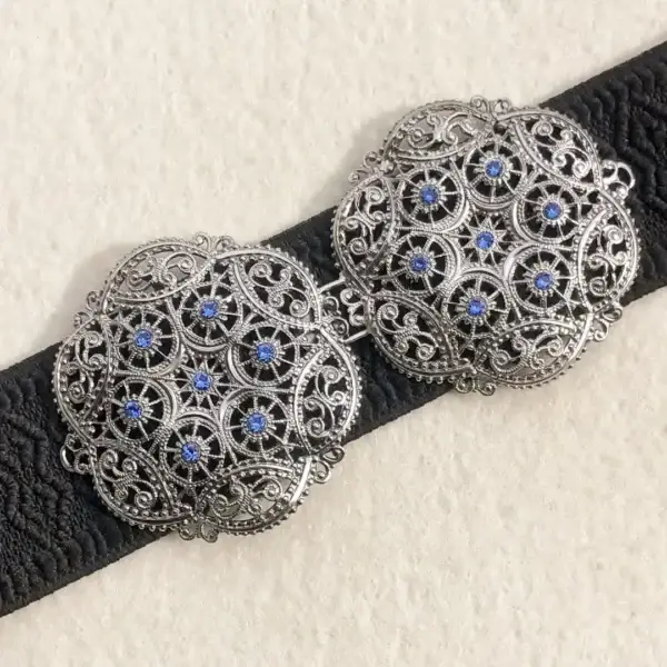 Schürzenschließe mit Swarovski in blau No. 135 – Bild 1 – Chiemgauer Heimatwerk Trachten-Onlineshop Schürzenschließe mit Swarovski in blau No. 135 - Bild 1 - Chiemgauer Heimatwerk Trachten-Onlineshop