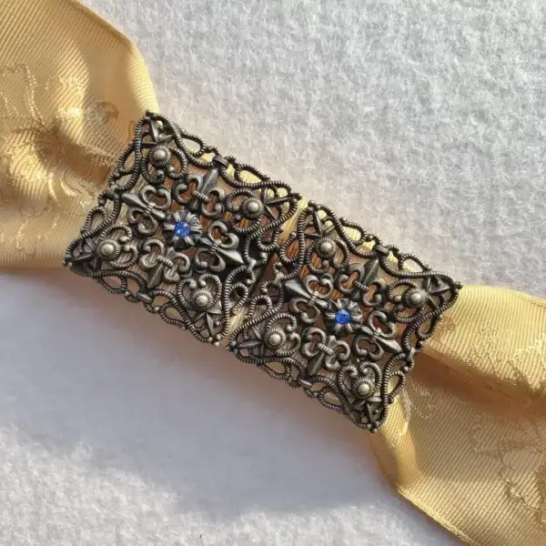 Schürzenschließe mit Swarovski in blau No. 185 – Bild 1 – Chiemgauer Heimatwerk Trachten-Onlineshop Schürzenschließe mit Swarovski in blau No. 185 - Bild 1 - Chiemgauer Heimatwerk Trachten-Onlineshop