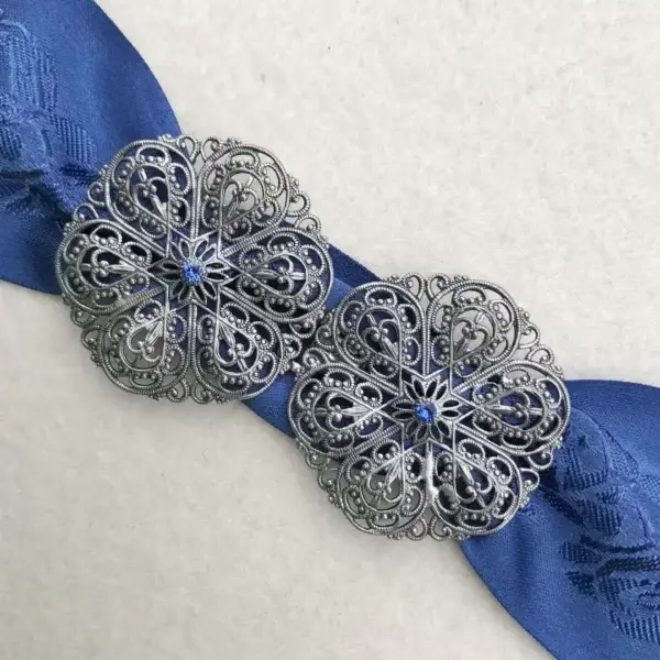 Schürzenschließe mit Swarovski in blau No. 46 – Bild 1 – Chiemgauer Heimatwerk Trachten-Onlineshop Schürzenschließe mit Swarovski in blau No. 46 - Bild 1 - Chiemgauer Heimatwerk Trachten-Onlineshop