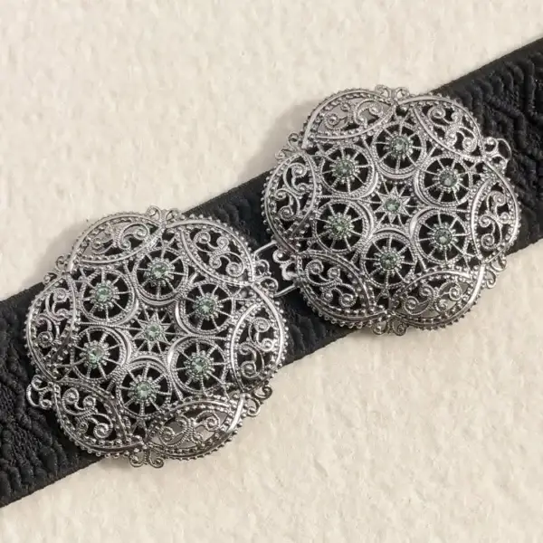 Schürzenschließe mit Swarovski in dunkelgrün No. 136 – Bild 1 – Chiemgauer Heimatwerk Trachten-Onlineshop Schürzenschließe mit Swarovski in dunkelgrün No. 136 - Bild 1 - Chiemgauer Heimatwerk Trachten-Onlineshop
