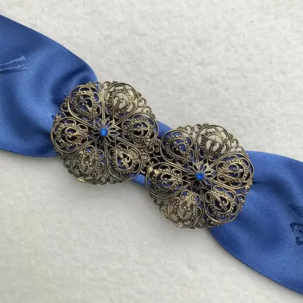 Schürzenschließe mit Swarovski in enzianblau No. 33 – Bild 1 – Chiemgauer Heimatwerk Trachten-Onlineshop Schürzenschließe mit Swarovski in enzianblau No. 33 - Bild 1 - Chiemgauer Heimatwerk Trachten-Onlineshop