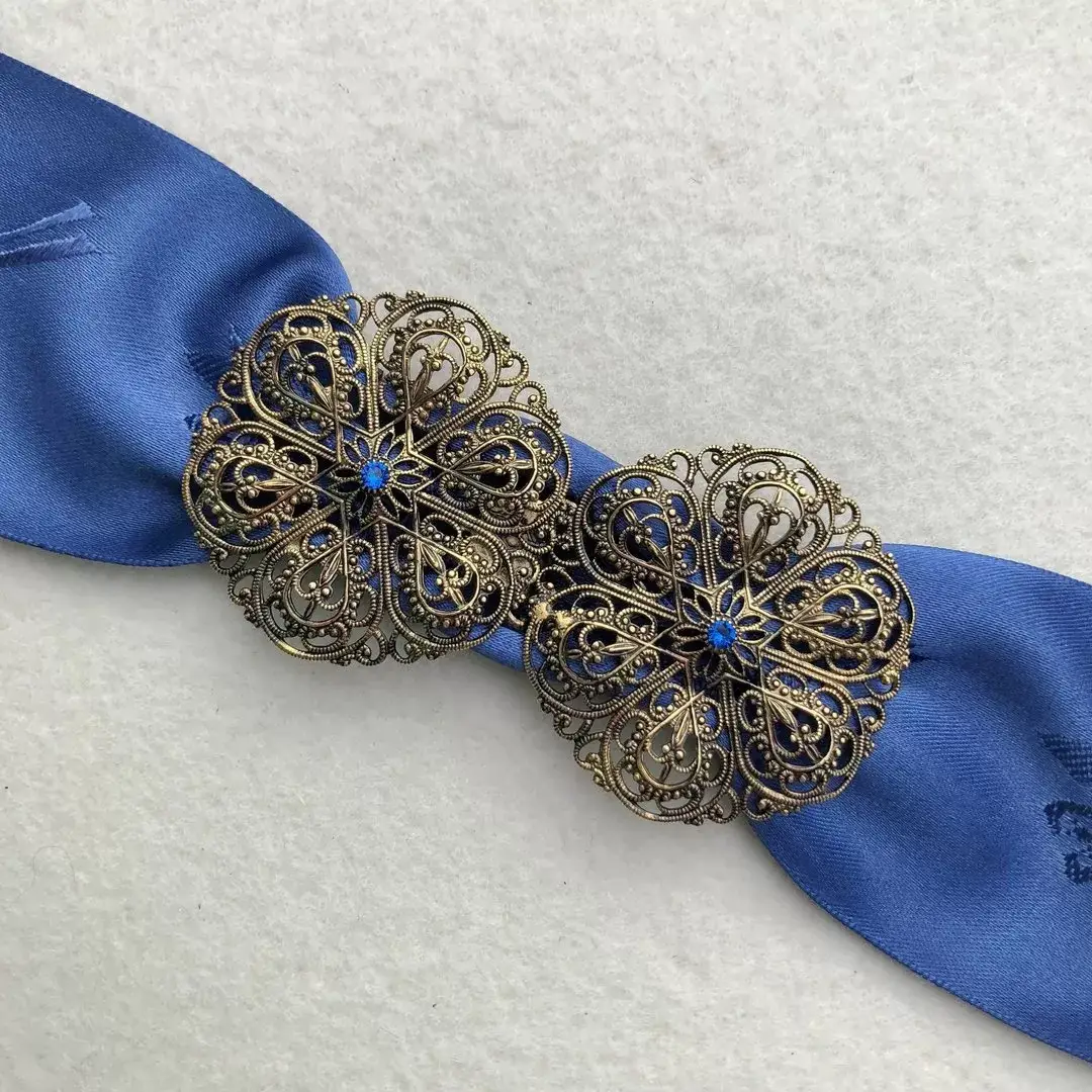 Schürzenschließe mit Swarovski in enzianblau No. 33 – Bild 1 – Chiemgauer Heimatwerk Trachten-Onlineshop Schürzenschließe mit Swarovski in enzianblau No. 33 - Bild 1 - Chiemgauer Heimatwerk Trachten-Onlineshop