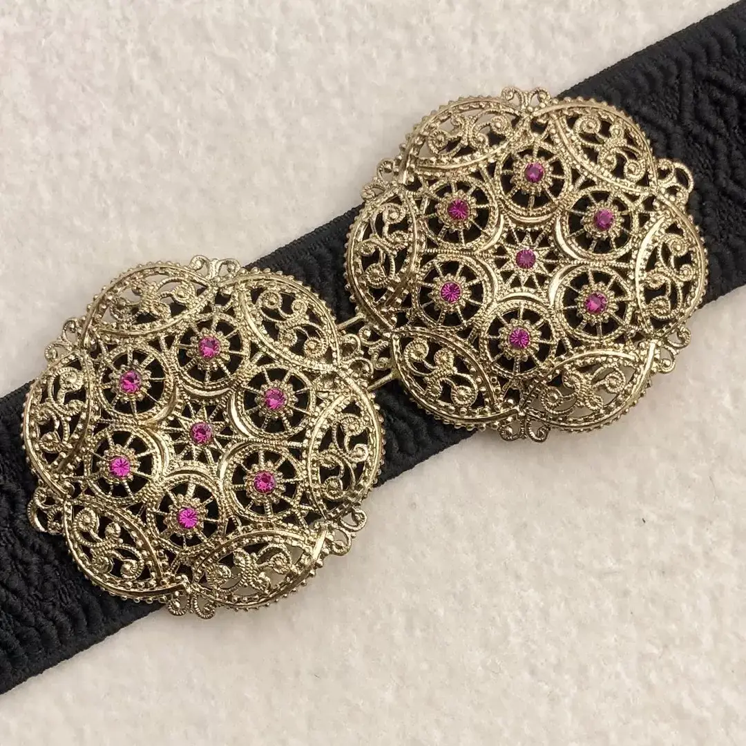 Schürzenschließe mit Swarovski in fuchsia No. 117 – Bild 1 – Chiemgauer Heimatwerk Trachten-Onlineshop Schürzenschließe mit Swarovski in fuchsia No. 117 - Bild 1 - Chiemgauer Heimatwerk Trachten-Onlineshop