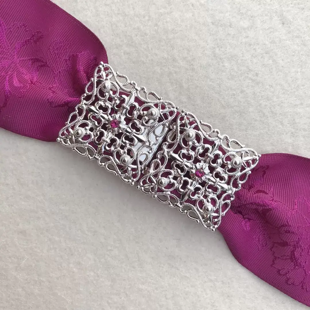 Schürzenschließe mit Swarovski in fuchsia No. 16 – Bild 1 – Chiemgauer Heimatwerk Trachten-Onlineshop Schürzenschließe mit Swarovski in fuchsia No. 16 - Bild 1 - Chiemgauer Heimatwerk Trachten-Onlineshop