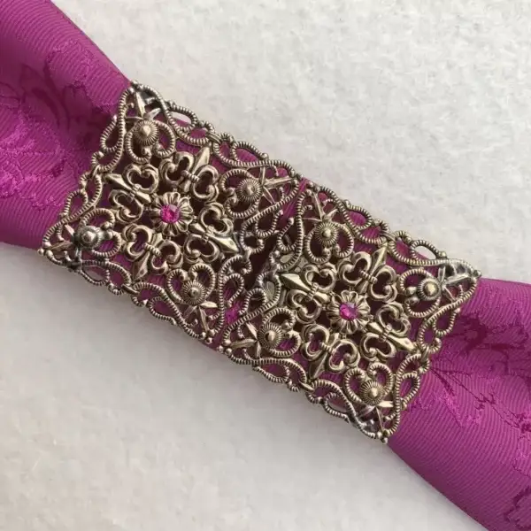 Schürzenschließe mit Swarovski in fuchsia No. 174 – Bild 1 – Chiemgauer Heimatwerk Trachten-Onlineshop Schürzenschließe mit Swarovski in fuchsia No. 174 - Bild 1 - Chiemgauer Heimatwerk Trachten-Onlineshop