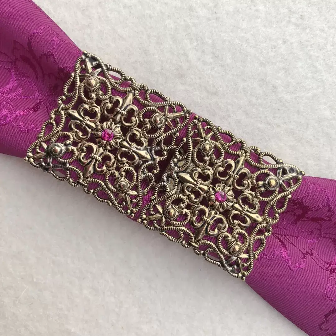 Schürzenschließe mit Swarovski in fuchsia No. 174 – Bild 1 – Chiemgauer Heimatwerk Trachten-Onlineshop Schürzenschließe mit Swarovski in fuchsia No. 174 - Bild 1 - Chiemgauer Heimatwerk Trachten-Onlineshop