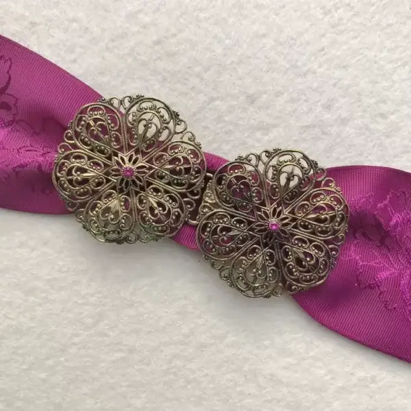Schürzenschließe mit Swarovski in fuchsia No. 34 – Bild 1 – Chiemgauer Heimatwerk Trachten-Onlineshop Schürzenschließe mit Swarovski in fuchsia No. 34 - Bild 1 - Chiemgauer Heimatwerk Trachten-Onlineshop