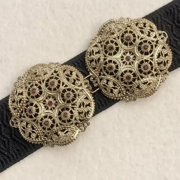 Schürzenschließe mit Swarovski in granatrot No. 118 – Bild 1 – Chiemgauer Heimatwerk Trachten-Onlineshop Schürzenschließe mit Swarovski in granatrot No. 118 - Bild 1 - Chiemgauer Heimatwerk Trachten-Onlineshop