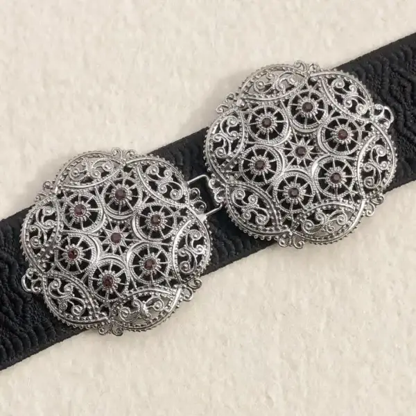 Schürzenschließe mit Swarovski in granatrot No. 138 – Bild 1 – Chiemgauer Heimatwerk Trachten-Onlineshop Schürzenschließe mit Swarovski in granatrot No. 138 - Bild 1 - Chiemgauer Heimatwerk Trachten-Onlineshop