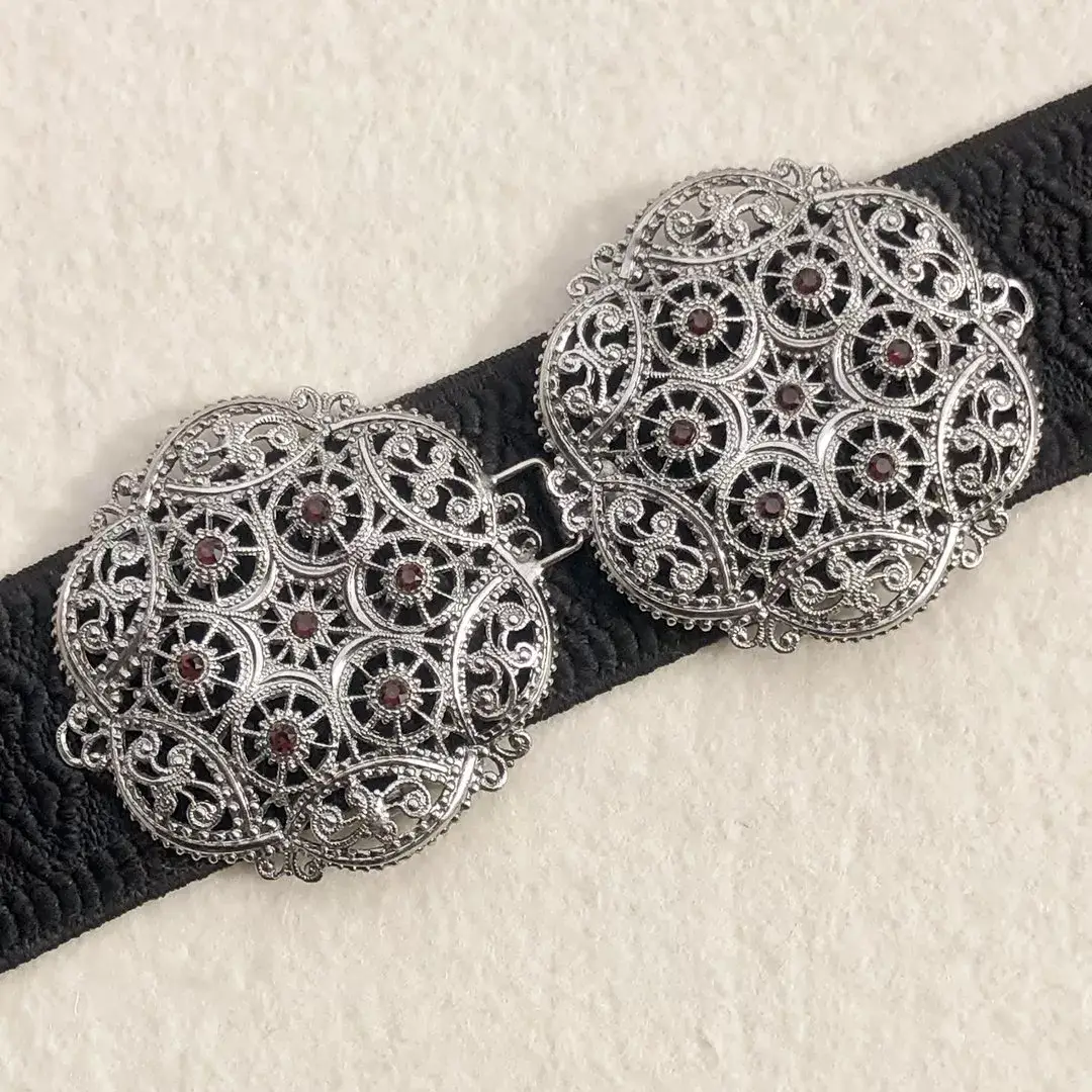 Schürzenschließe mit Swarovski in granatrot No. 138 – Bild 1 – Chiemgauer Heimatwerk Trachten-Onlineshop Schürzenschließe mit Swarovski in granatrot No. 138 - Bild 1 - Chiemgauer Heimatwerk Trachten-Onlineshop