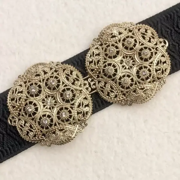 Schürzenschließe mit Swarovski in grau No. 119 – Bild 1 – Chiemgauer Heimatwerk Trachten-Onlineshop Schürzenschließe mit Swarovski in grau No. 119 - Bild 1 - Chiemgauer Heimatwerk Trachten-Onlineshop