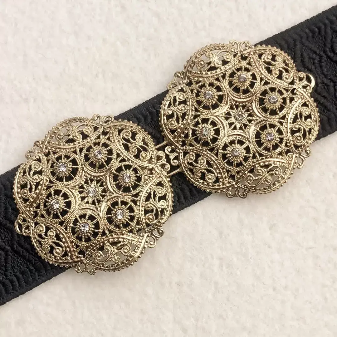 Schürzenschließe mit Swarovski in grau No. 119 – Bild 1 – Chiemgauer Heimatwerk Trachten-Onlineshop Schürzenschließe mit Swarovski in grau No. 119 - Bild 1 - Chiemgauer Heimatwerk Trachten-Onlineshop