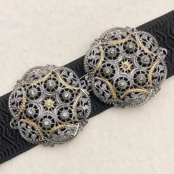 Schürzenschließe mit Swarovski in grau No. 131 – Bild 1 – Chiemgauer Heimatwerk Trachten-Onlineshop Schürzenschließe mit Swarovski in grau No. 131 - Bild 1 - Chiemgauer Heimatwerk Trachten-Onlineshop