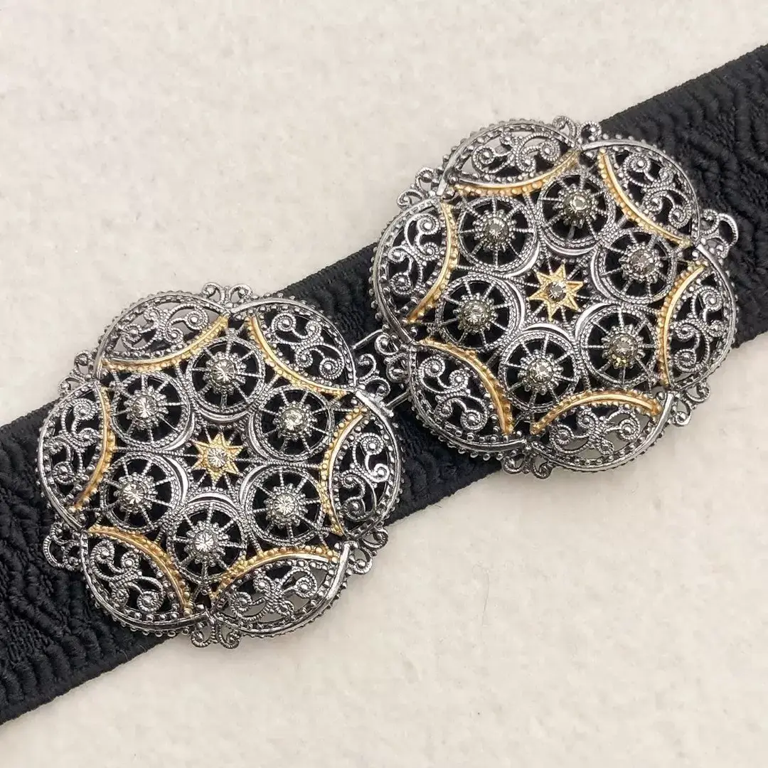 Schürzenschließe mit Swarovski in grau No. 131 – Bild 1 – Chiemgauer Heimatwerk Trachten-Onlineshop Schürzenschließe mit Swarovski in grau No. 131 - Bild 1 - Chiemgauer Heimatwerk Trachten-Onlineshop