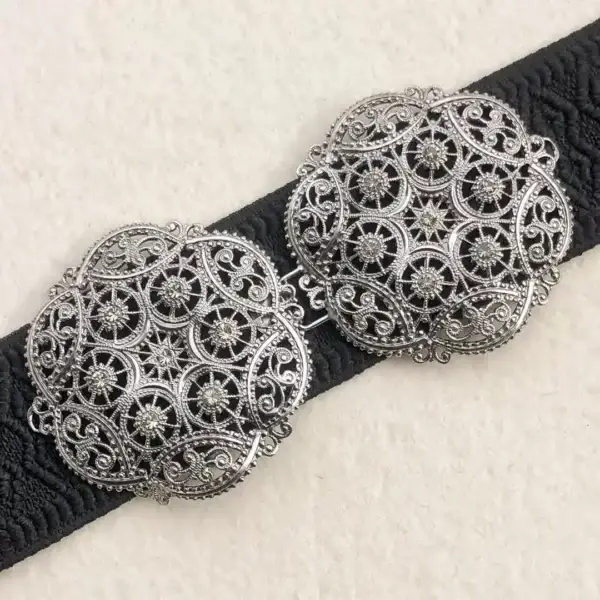 Schürzenschließe mit Swarovski in grau No. 139 – Bild 1 – Chiemgauer Heimatwerk Trachten-Onlineshop Schürzenschließe mit Swarovski in grau No. 139 - Bild 1 - Chiemgauer Heimatwerk Trachten-Onlineshop