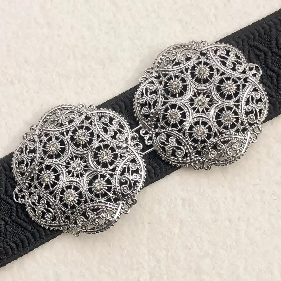 Schürzenschließe mit Swarovski in grau No. 139 – Bild 1 – Chiemgauer Heimatwerk Trachten-Onlineshop Schürzenschließe mit Swarovski in grau No. 139 - Bild 1 - Chiemgauer Heimatwerk Trachten-Onlineshop