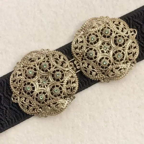 Schürzenschließe mit Swarovski in grün No. 116 – Bild 1 – Chiemgauer Heimatwerk Trachten-Onlineshop Schürzenschließe mit Swarovski in grün No. 116 - Bild 1 - Chiemgauer Heimatwerk Trachten-Onlineshop