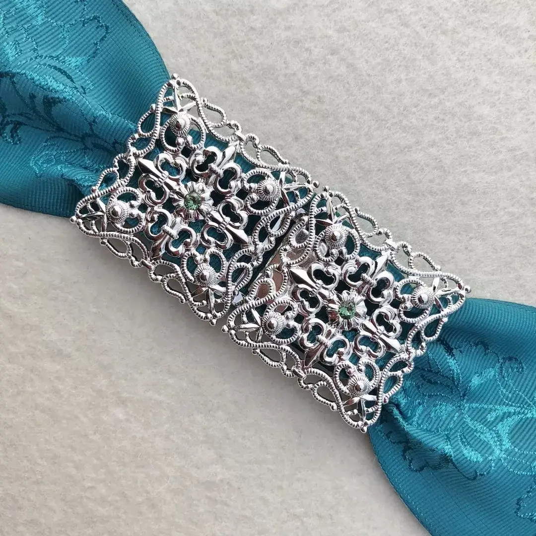 Schürzenschließe mit Swarovski in grün No. 15 – Bild 1 – Chiemgauer Heimatwerk Trachten-Onlineshop Schürzenschließe mit Swarovski in grün No. 15 - Bild 1 - Chiemgauer Heimatwerk Trachten-Onlineshop