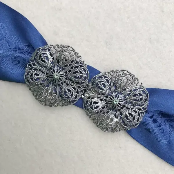 Schürzenschließe mit Swarovski in grün No. 48 – Bild 1 – Chiemgauer Heimatwerk Trachten-Onlineshop Schürzenschließe mit Swarovski in grün No. 48 - Bild 1 - Chiemgauer Heimatwerk Trachten-Onlineshop