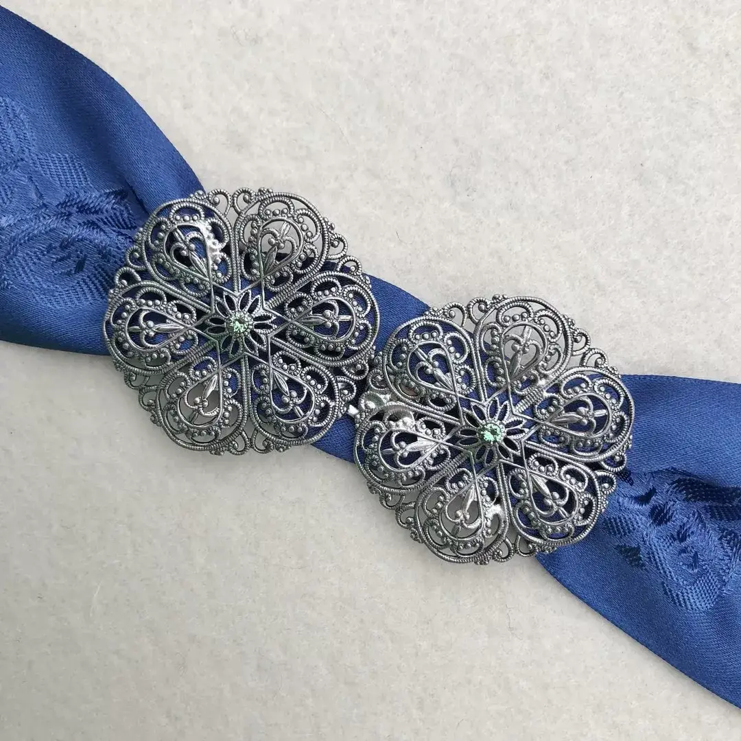 Schürzenschließe mit Swarovski in grün No. 48 – Bild 1 – Chiemgauer Heimatwerk Trachten-Onlineshop Schürzenschließe mit Swarovski in grün No. 48 - Bild 1 - Chiemgauer Heimatwerk Trachten-Onlineshop