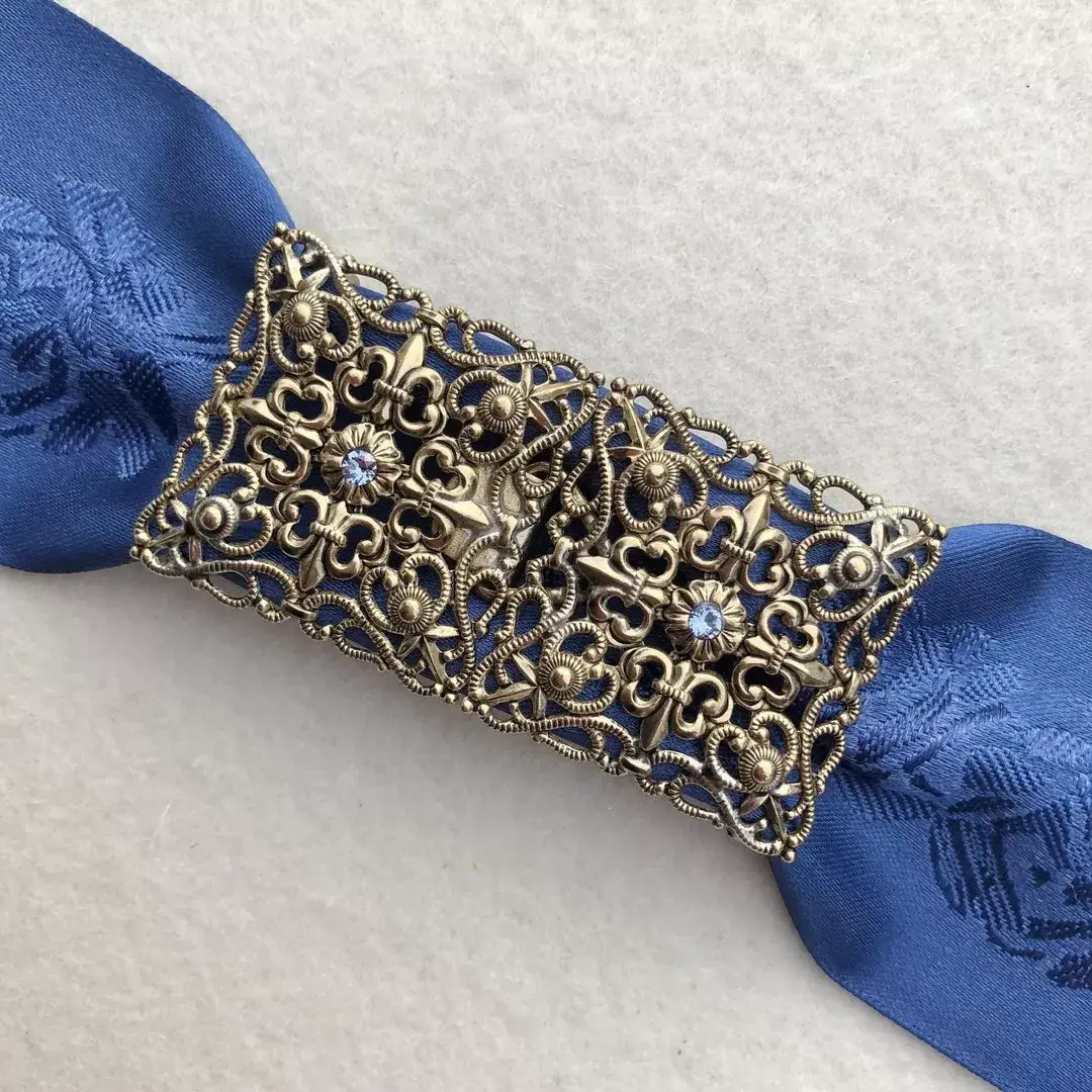 Schürzenschließe mit Swarovski in hellblau No. 167 – Bild 1 – Chiemgauer Heimatwerk Trachten-Onlineshop Schürzenschließe mit Swarovski in hellblau No. 167 - Bild 1 - Chiemgauer Heimatwerk Trachten-Onlineshop
