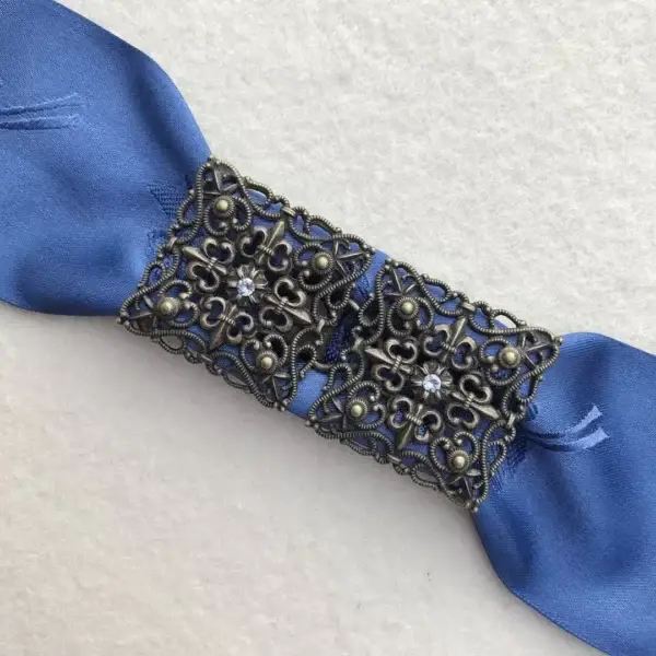 Schürzenschließe mit Swarovski in hellblau No. 178 – Bild 1 – Chiemgauer Heimatwerk Trachten-Onlineshop Schürzenschließe mit Swarovski in hellblau No. 178 - Bild 1 - Chiemgauer Heimatwerk Trachten-Onlineshop