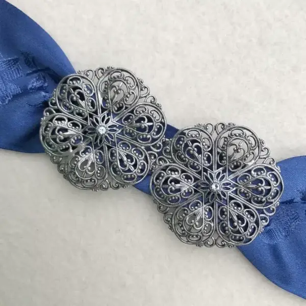 Schürzenschließe mit Swarovski in hellblau No. 50 – Bild 1 – Chiemgauer Heimatwerk Trachten-Onlineshop Schürzenschließe mit Swarovski in hellblau No. 50 - Bild 1 - Chiemgauer Heimatwerk Trachten-Onlineshop