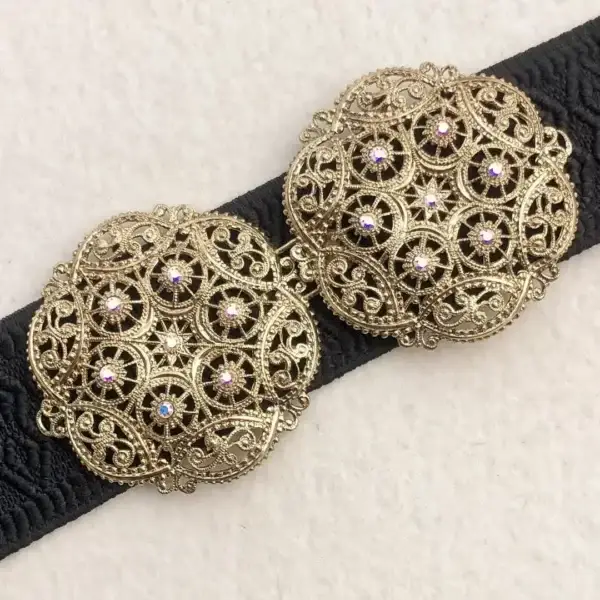 Schürzenschließe mit Swarovski in kristallAB No. 120 – Bild 1 – Chiemgauer Heimatwerk Trachten-Onlineshop Schürzenschließe mit Swarovski in kristallAB No. 120 - Bild 1 - Chiemgauer Heimatwerk Trachten-Onlineshop
