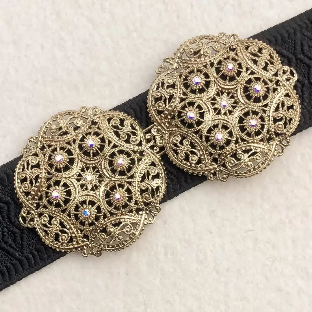 Schürzenschließe mit Swarovski in kristallAB No. 120 – Bild 1 – Chiemgauer Heimatwerk Trachten-Onlineshop Schürzenschließe mit Swarovski in kristallAB No. 120 - Bild 1 - Chiemgauer Heimatwerk Trachten-Onlineshop