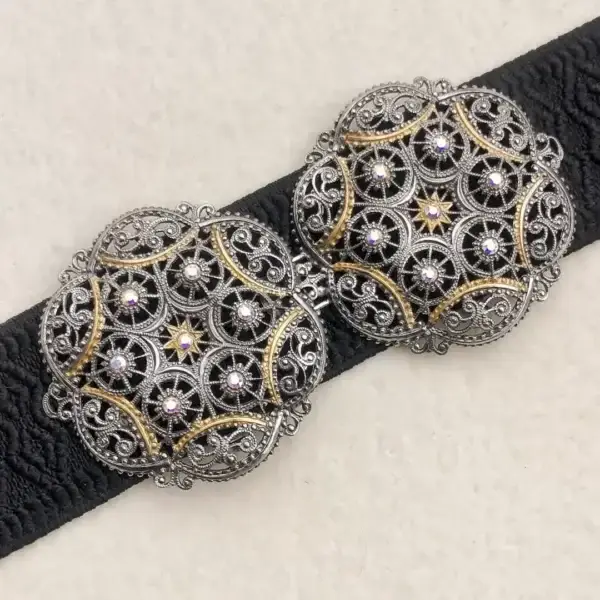 Schürzenschließe mit Swarovski in kristallAB No. 129 – Bild 1 – Chiemgauer Heimatwerk Trachten-Onlineshop Schürzenschließe mit Swarovski in kristallAB No. 129 - Bild 1 - Chiemgauer Heimatwerk Trachten-Onlineshop