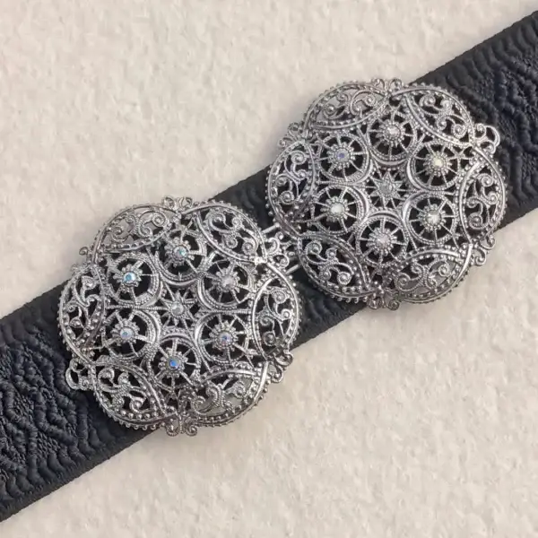 Schürzenschließe mit Swarovski in kristallAB No. 141 – Bild 1 – Chiemgauer Heimatwerk Trachten-Onlineshop Schürzenschließe mit Swarovski in kristallAB No. 141 - Bild 1 - Chiemgauer Heimatwerk Trachten-Onlineshop