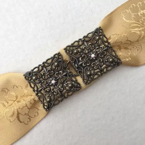 Schürzenschließe mit Swarovski in kristallAB No. 179 – Bild 1 – Chiemgauer Heimatwerk Trachten-Onlineshop Schürzenschließe mit Swarovski in kristallAB No. 179 - Bild 1 - Chiemgauer Heimatwerk Trachten-Onlineshop
