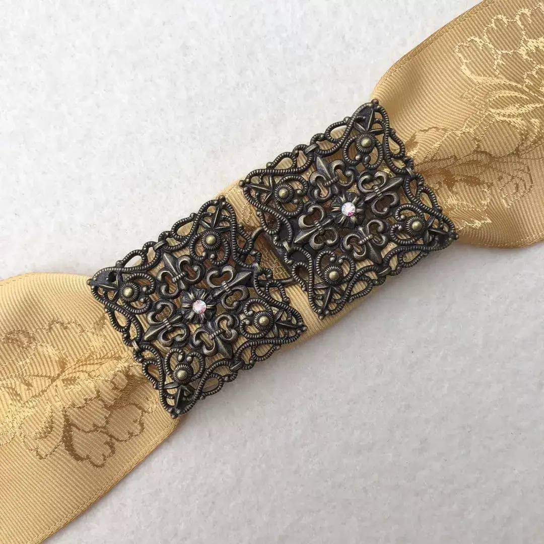 Schürzenschließe mit Swarovski in kristallAB No. 179 – Bild 1 – Chiemgauer Heimatwerk Trachten-Onlineshop Schürzenschließe mit Swarovski in kristallAB No. 179 - Bild 1 - Chiemgauer Heimatwerk Trachten-Onlineshop