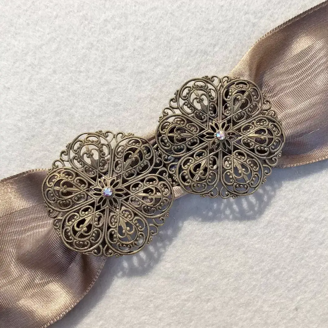 Schürzenschließe mit Swarovski in kristallAB No. 36 – Bild 1 – Chiemgauer Heimatwerk Trachten-Onlineshop Schürzenschließe mit Swarovski in kristallAB No. 36 - Bild 1 - Chiemgauer Heimatwerk Trachten-Onlineshop