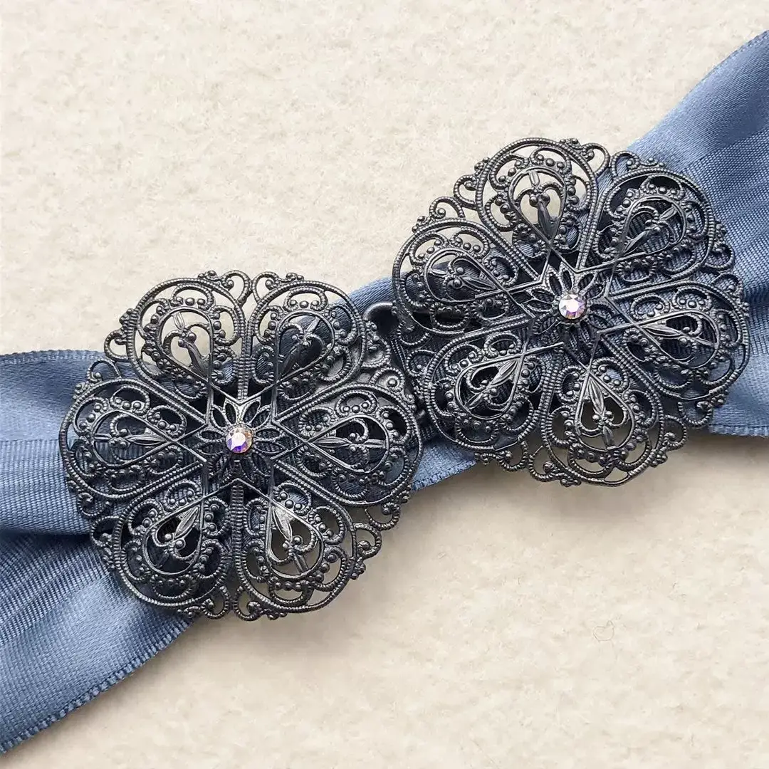 Schürzenschließe mit Swarovski in kristallAB No. 44 – Bild 1 – Chiemgauer Heimatwerk Trachten-Onlineshop Schürzenschließe mit Swarovski in kristallAB No. 44 - Bild 1 - Chiemgauer Heimatwerk Trachten-Onlineshop