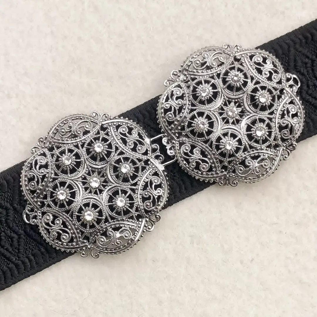 Schürzenschließe mit Swarovski in kristallweiß No. 140 – Bild 1 – Chiemgauer Heimatwerk Trachten-Onlineshop Schürzenschließe mit Swarovski in kristallweiß No. 140 - Bild 1 - Chiemgauer Heimatwerk Trachten-Onlineshop