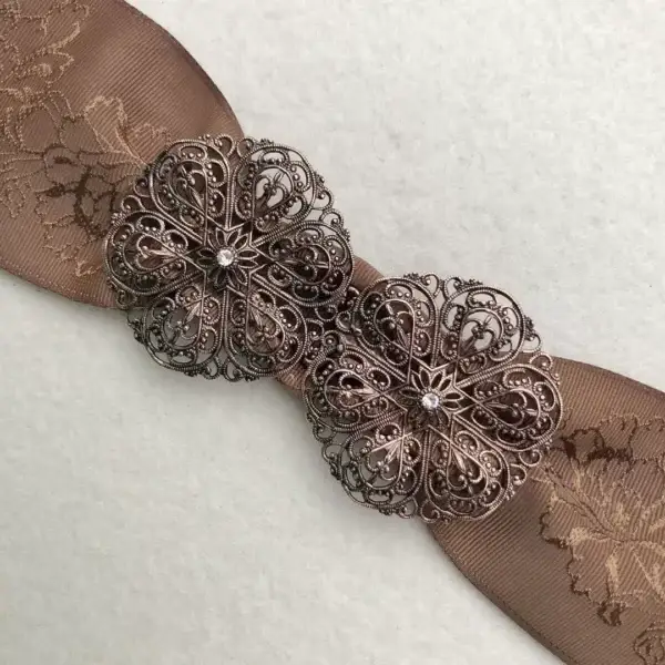 Schürzenschließe mit Swarovski in kristallweiß No. 41 – Bild 1 – Chiemgauer Heimatwerk Trachten-Onlineshop Schürzenschließe mit Swarovski in kristallweiß No. 41 - Bild 1 - Chiemgauer Heimatwerk Trachten-Onlineshop