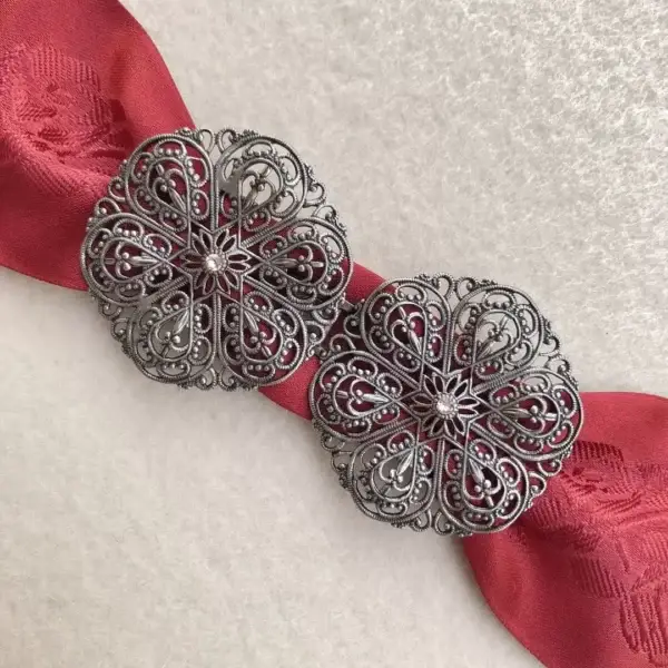 Schürzenschließe mit Swarovski in kristallweiß No. 52 – Bild 1 – Chiemgauer Heimatwerk Trachten-Onlineshop Schürzenschließe mit Swarovski in kristallweiß No. 52 - Bild 1 - Chiemgauer Heimatwerk Trachten-Onlineshop
