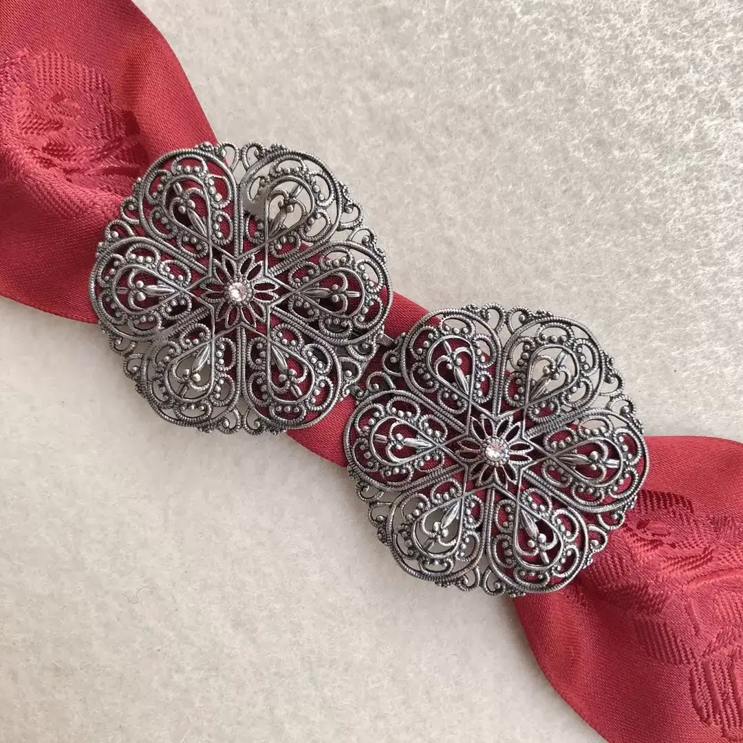 Schürzenschließe mit Swarovski in kristallweiß No. 52 – Bild 1 – Chiemgauer Heimatwerk Trachten-Onlineshop Schürzenschließe mit Swarovski in kristallweiß No. 52 - Bild 1 - Chiemgauer Heimatwerk Trachten-Onlineshop