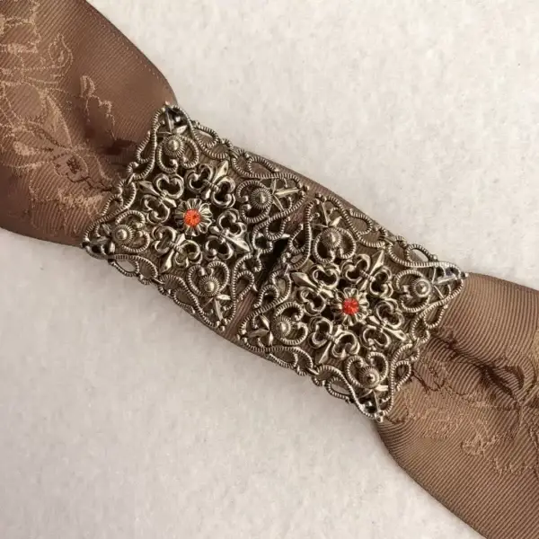Schürzenschließe mit Swarovski in orange No. 171 – Bild 1 – Chiemgauer Heimatwerk Trachten-Onlineshop Schürzenschließe mit Swarovski in orange No. 171 - Bild 1 - Chiemgauer Heimatwerk Trachten-Onlineshop