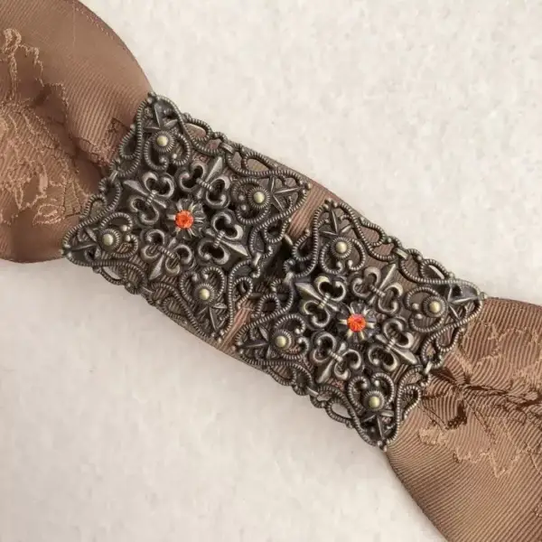 Schürzenschließe mit Swarovski in orange No. 181 – Bild 1 – Chiemgauer Heimatwerk Trachten-Onlineshop Schürzenschließe mit Swarovski in orange No. 181 - Bild 1 - Chiemgauer Heimatwerk Trachten-Onlineshop