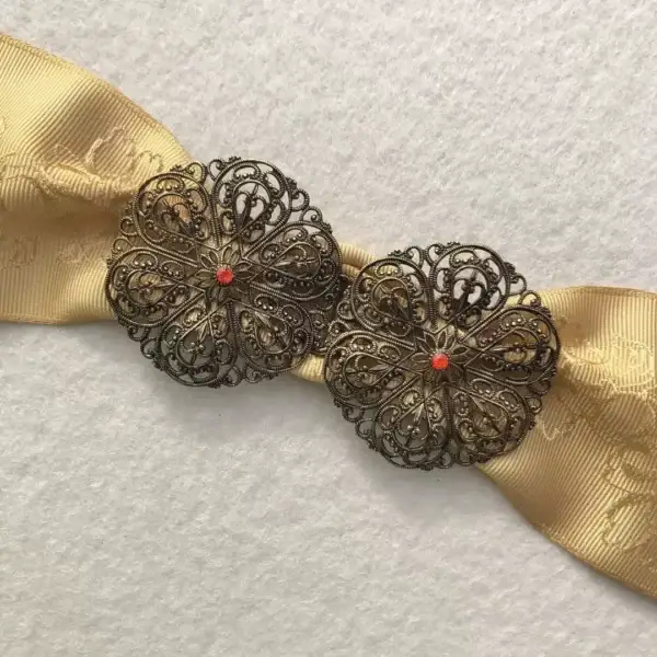 Schürzenschließe mit Swarovski in orange No. 37 – Bild 1 – Chiemgauer Heimatwerk Trachten-Onlineshop Schürzenschließe mit Swarovski in orange No. 37 - Bild 1 - Chiemgauer Heimatwerk Trachten-Onlineshop