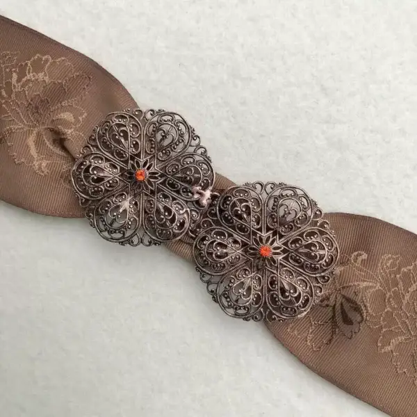 Schürzenschließe mit Swarovski in orange No. 42 – Bild 1 – Chiemgauer Heimatwerk Trachten-Onlineshop Schürzenschließe mit Swarovski in orange No. 42 - Bild 1 - Chiemgauer Heimatwerk Trachten-Onlineshop