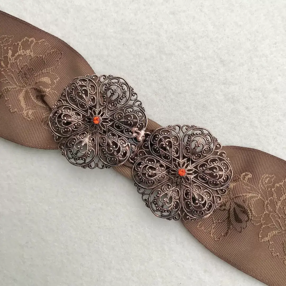 Schürzenschließe mit Swarovski in orange No. 42 – Bild 1 – Chiemgauer Heimatwerk Trachten-Onlineshop Schürzenschließe mit Swarovski in orange No. 42 - Bild 1 - Chiemgauer Heimatwerk Trachten-Onlineshop