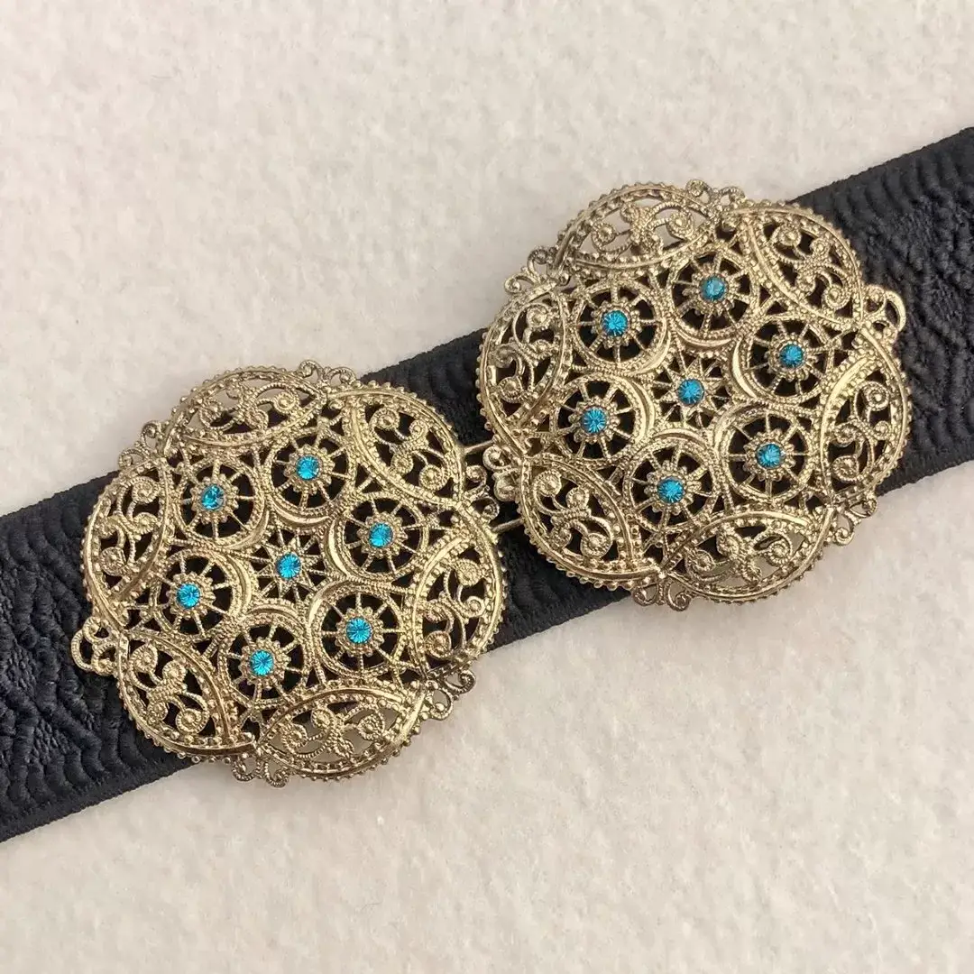 Schürzenschließe mit Swarovski in petrol No. 123 – Bild 1 – Chiemgauer Heimatwerk Trachten-Onlineshop Schürzenschließe mit Swarovski in petrol No. 123 - Bild 1 - Chiemgauer Heimatwerk Trachten-Onlineshop