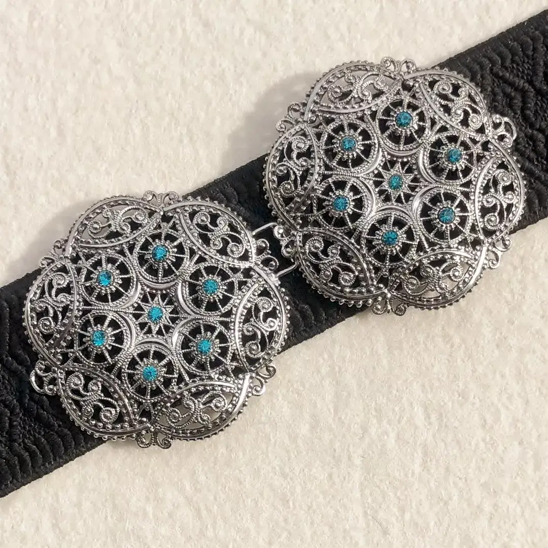Schürzenschließe mit Swarovski in petrol No. 142 – Bild 1 – Chiemgauer Heimatwerk Trachten-Onlineshop Schürzenschließe mit Swarovski in petrol No. 142 - Bild 1 - Chiemgauer Heimatwerk Trachten-Onlineshop