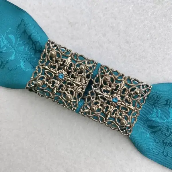 Schürzenschließe mit Swarovski in petrol No. 173 – Bild 1 – Chiemgauer Heimatwerk Trachten-Onlineshop Schürzenschließe mit Swarovski in petrol No. 173 - Bild 1 - Chiemgauer Heimatwerk Trachten-Onlineshop