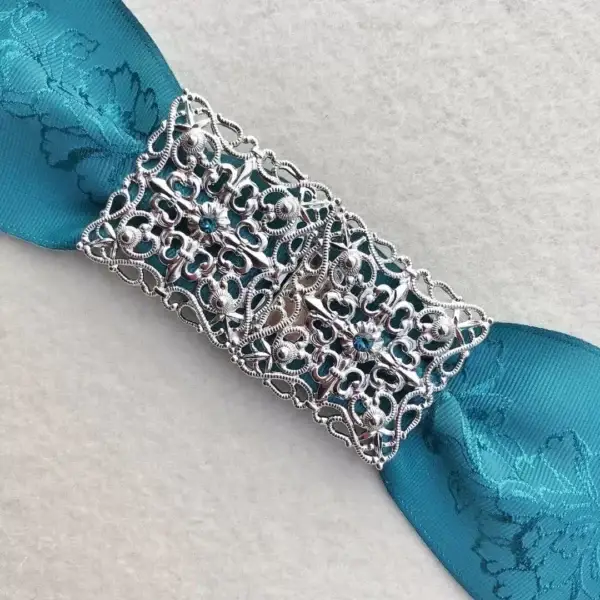 Schürzenschließe mit Swarovski in petrol No. 20 – Bild 1 – Chiemgauer Heimatwerk Trachten-Onlineshop Schürzenschließe mit Swarovski in petrol No. 20 - Bild 1 - Chiemgauer Heimatwerk Trachten-Onlineshop