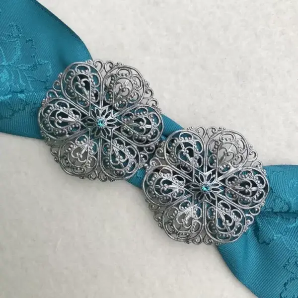 Schürzenschließe mit Swarovski in petrol No. 55 – Bild 1 – Chiemgauer Heimatwerk Trachten-Onlineshop Schürzenschließe mit Swarovski in petrol No. 55 - Bild 1 - Chiemgauer Heimatwerk Trachten-Onlineshop